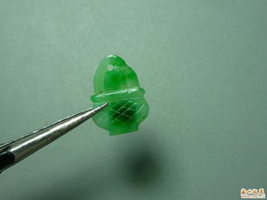 糯種老翡翠小花藍(lán)墜 收藏投資新寵，價(jià)格趨勢(shì)解析